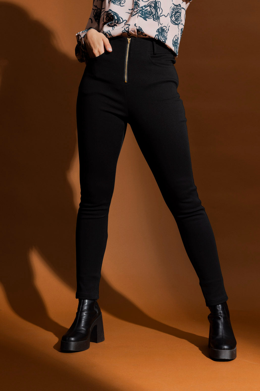 Black Sculpt Gold Zip Pant