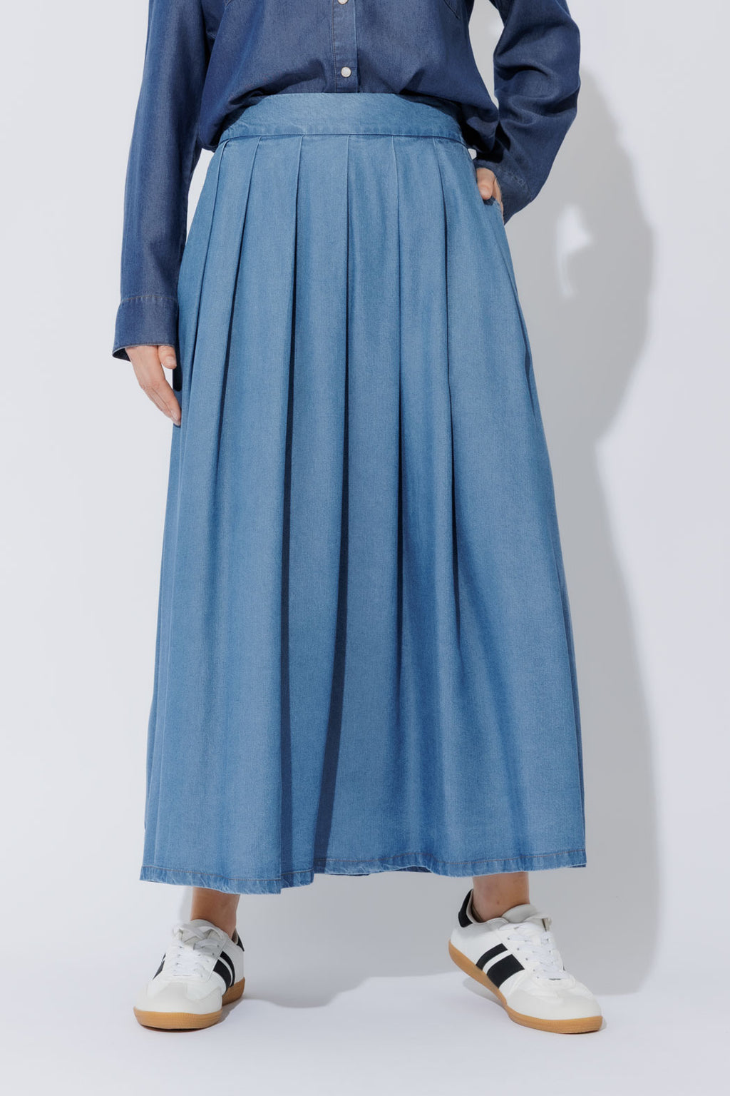 Mid Denim Tencel Pleat Skirt