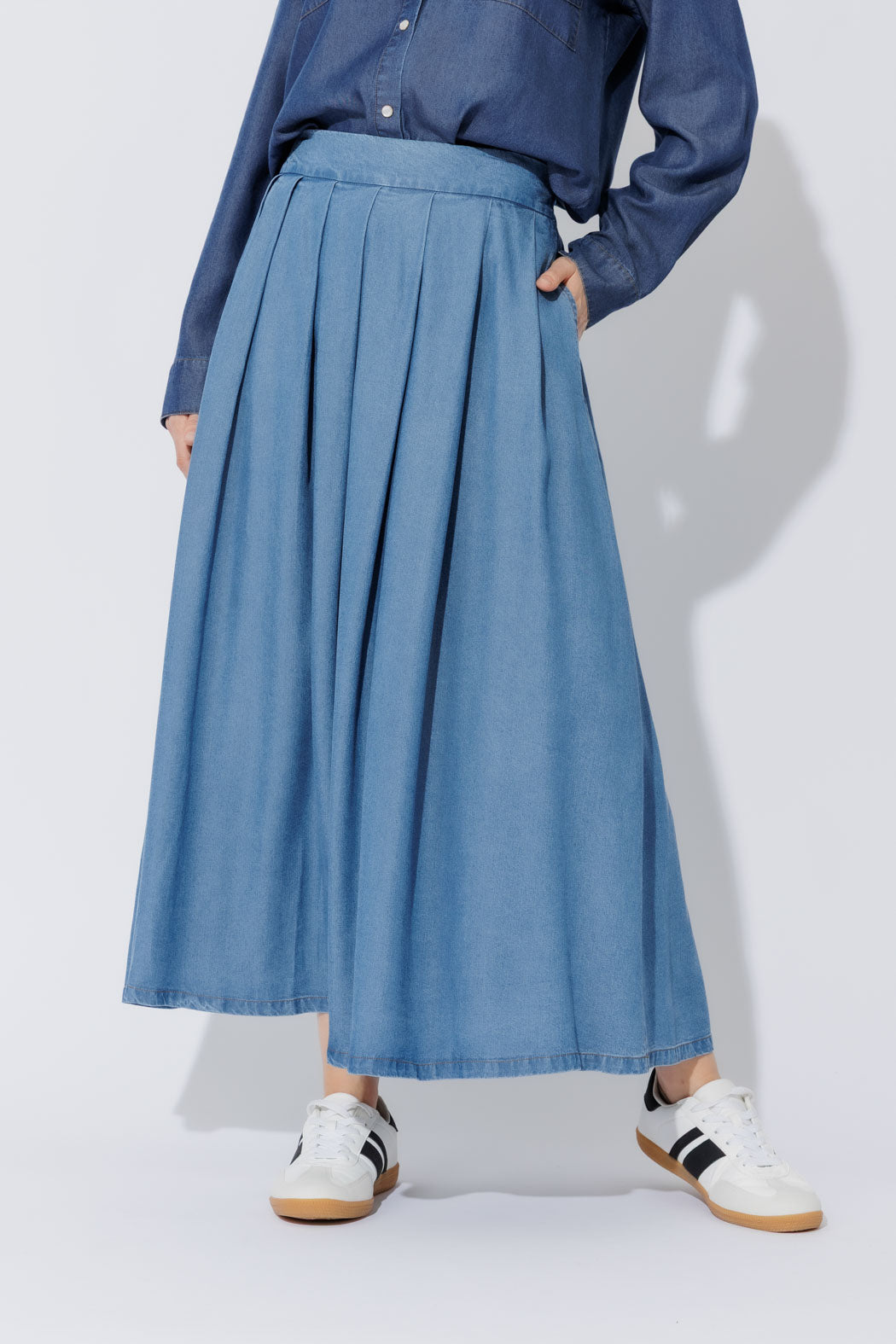 Mid Denim Tencel Pleat Skirt