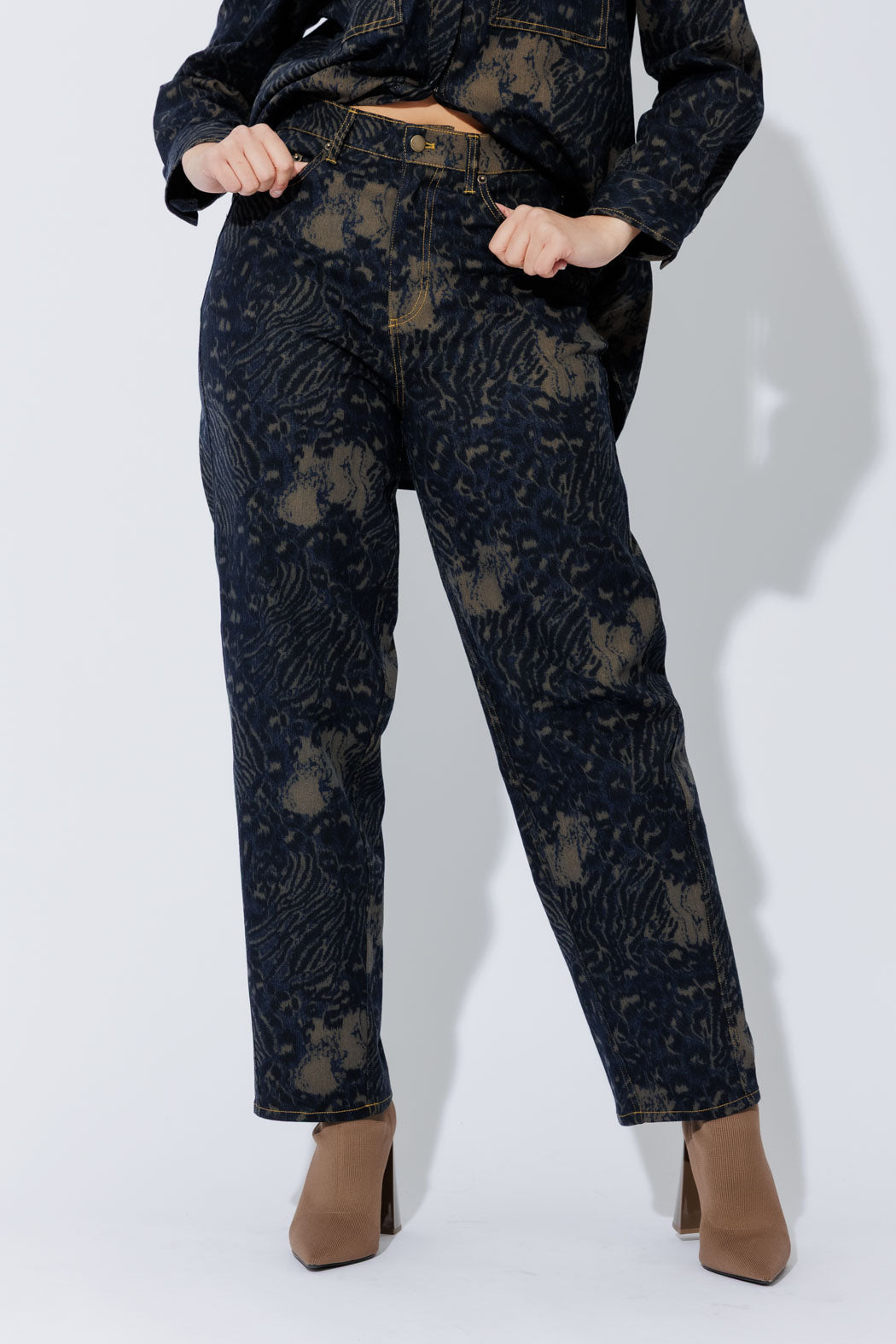 Navy/Taupe Animal Barrel Jean