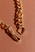 Gold Large Clasp Necklace Gold O/S