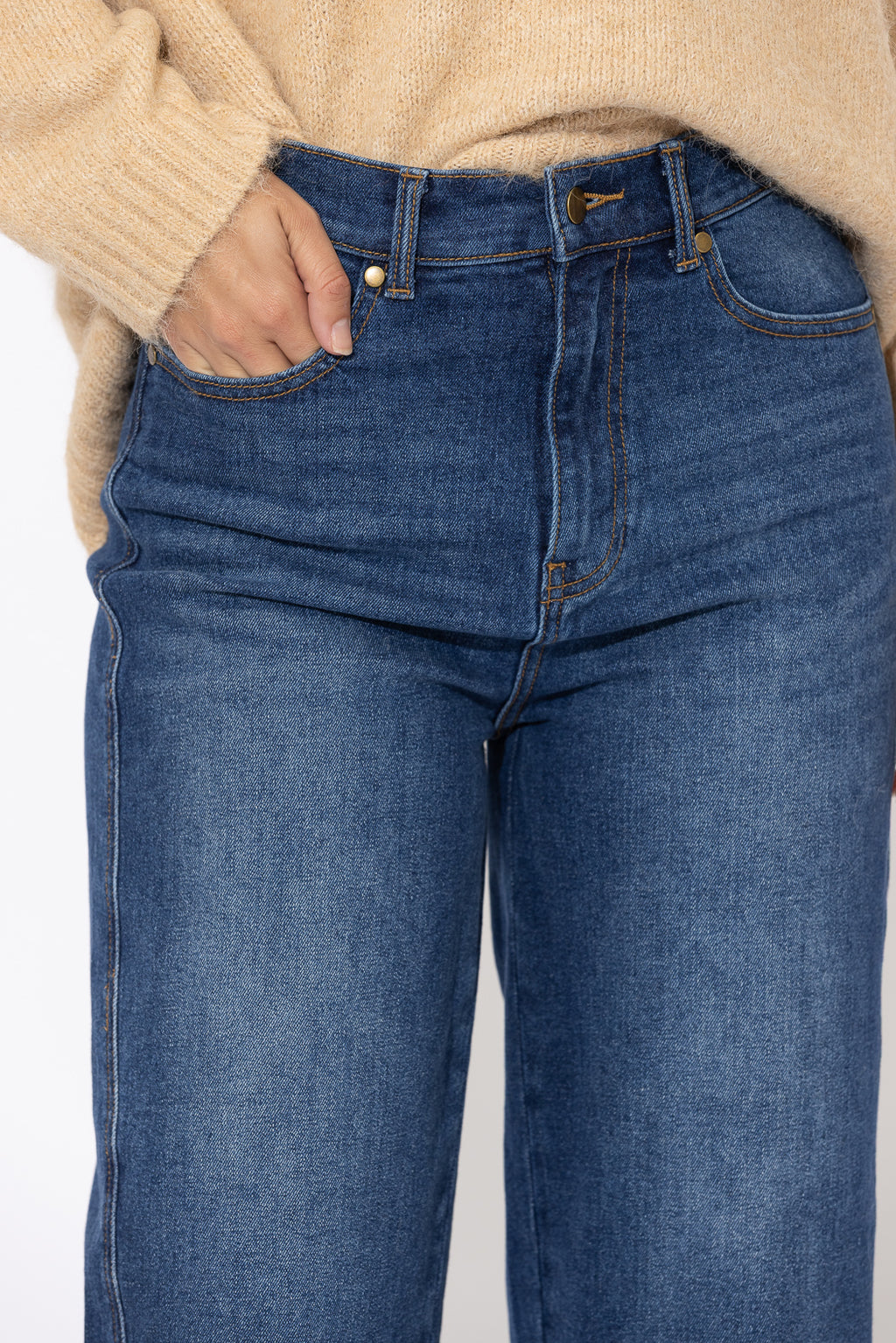 Mid Denim Stretch Barrel Jean